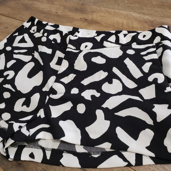 Alice + UO Urban Outfitters Black White Mid Rise Dressy Shorts Size 2 Whimsigoth - Picture 4 of 11